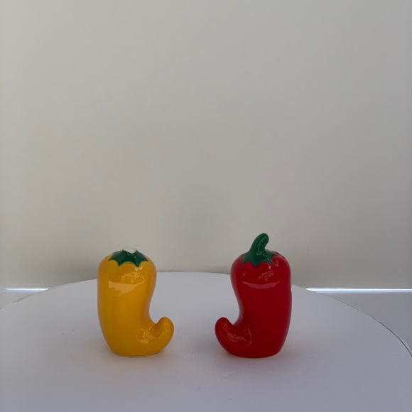 Pepper shaped salt  and pepper shakers - Picture 2 of 4